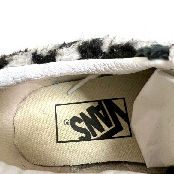 Vans Old Skool Sherpa Faux Fur Black White Checker Shoes Women's Size 5 - Picture 7 of 9